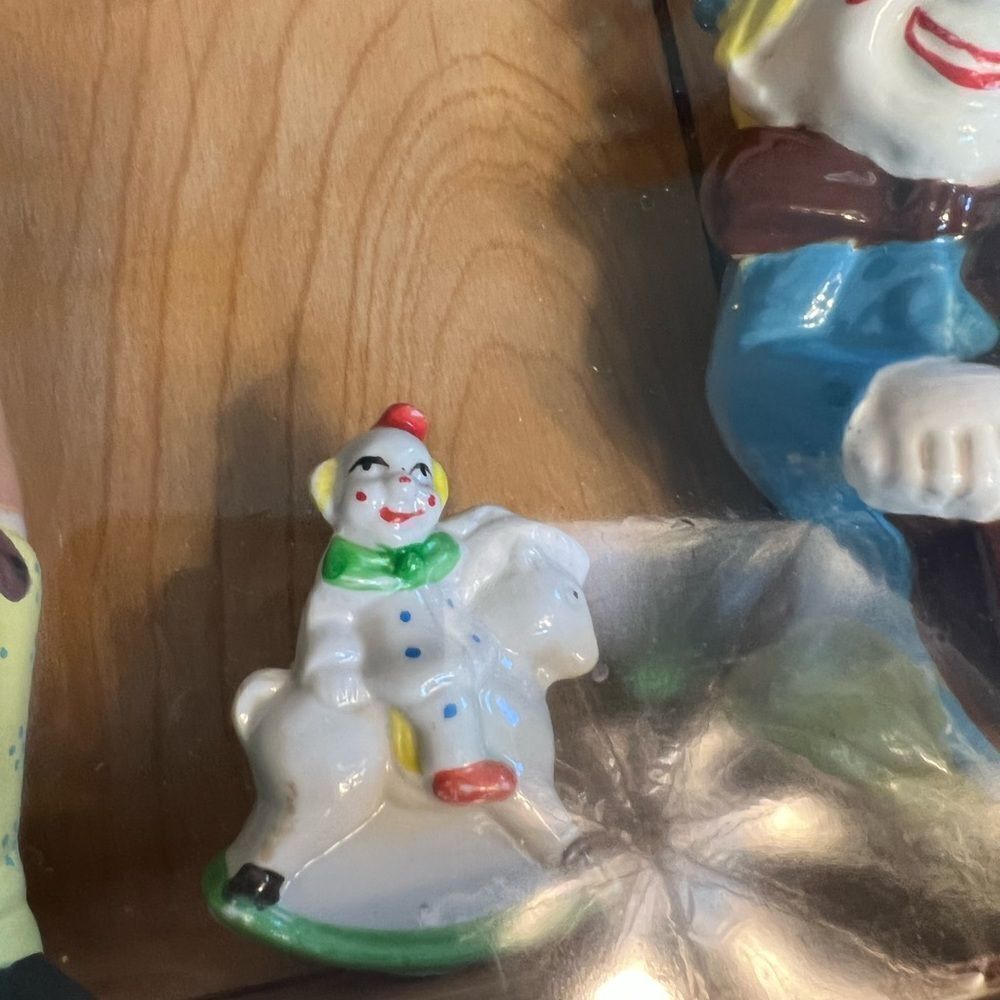Encased Clowns - Picture 9 of 14